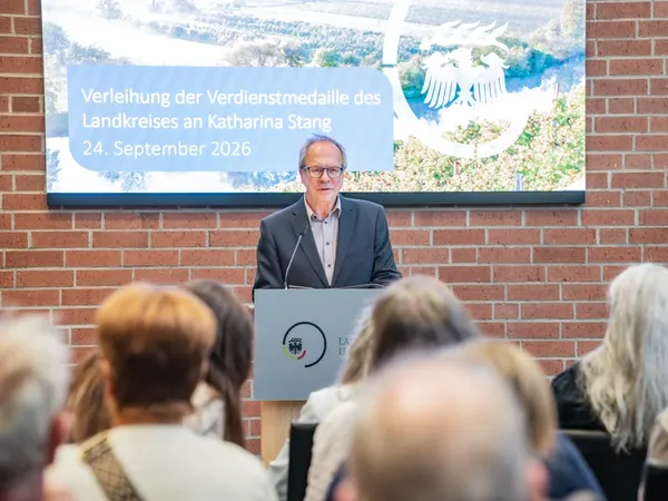 Der Erste Landesbeamte Jürgen Vogt hält die Laudatio